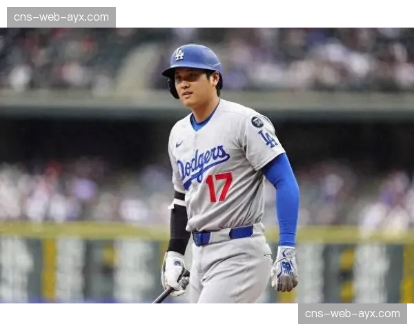 MLB揭幕战,道奇队大谷翔平轰出赛季首支本垒打,队友在休息区模仿其招牌姿势 MLB揭幕战,道奇队大谷翔平轰出赛季首支本垒打,队友在休息区模仿其招牌姿势