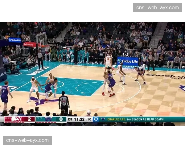 赛场出现有趣一幕，篮球卡在篮筐与篮板之间引发短暂暂停