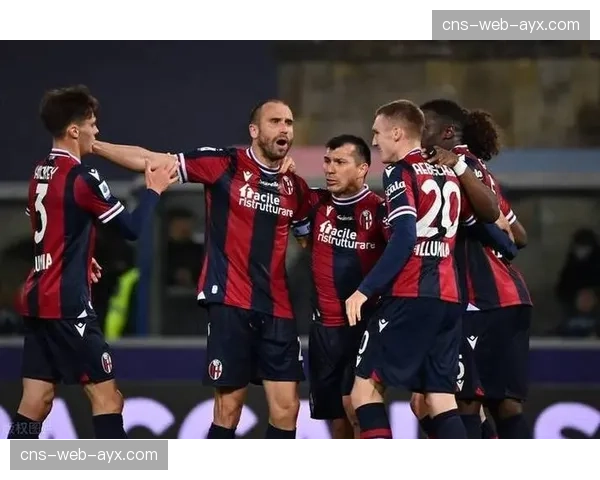 特写:替补登场即送助攻,博洛尼亚小将法比安赛后与父亲相拥 特写:替补登场即送助攻,博洛尼亚小将法比安赛后与父亲相拥